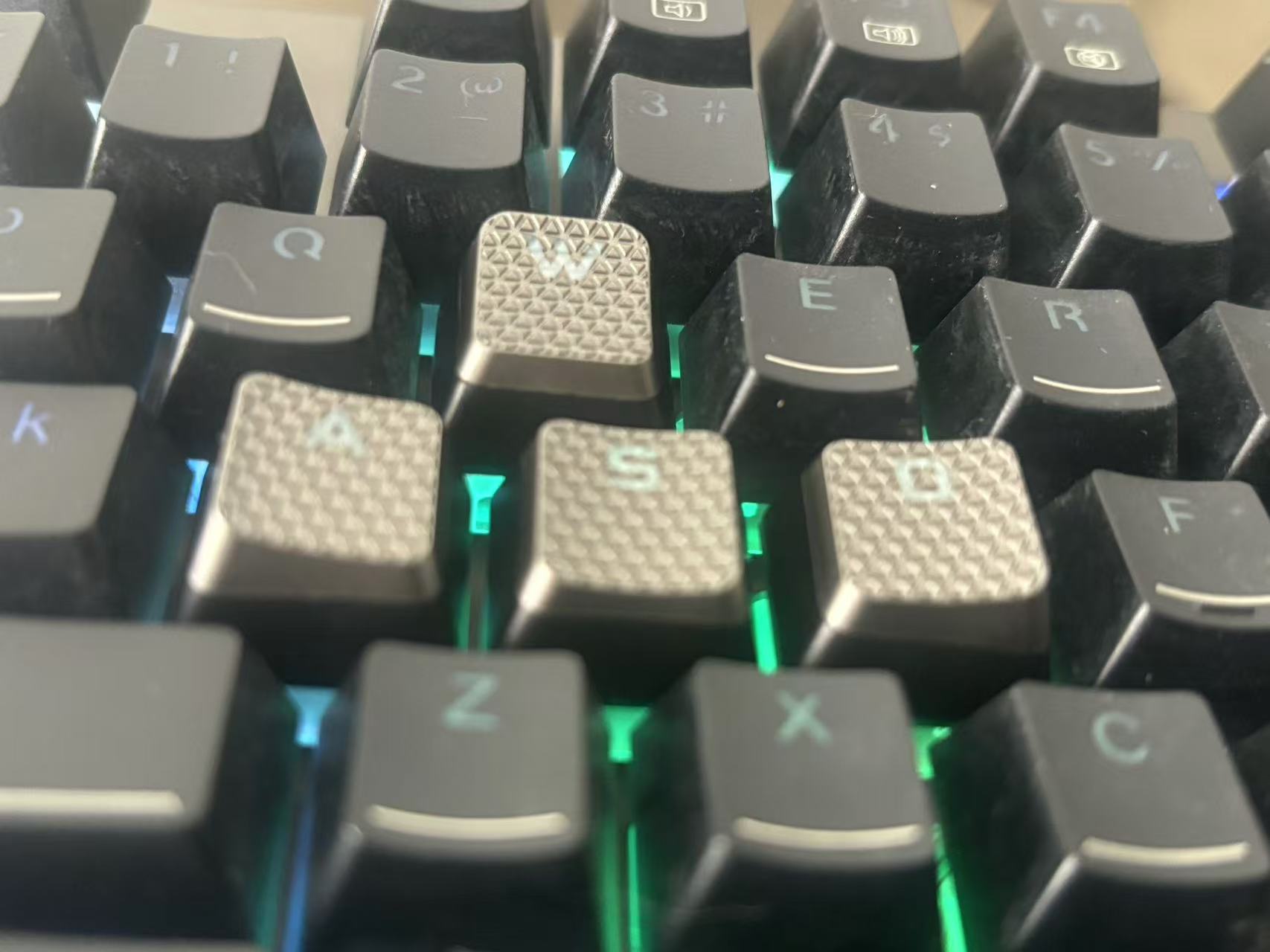10 Backlit Keycaps for Corsair - مراجعة Gaming Keyboard Corsair وسعره